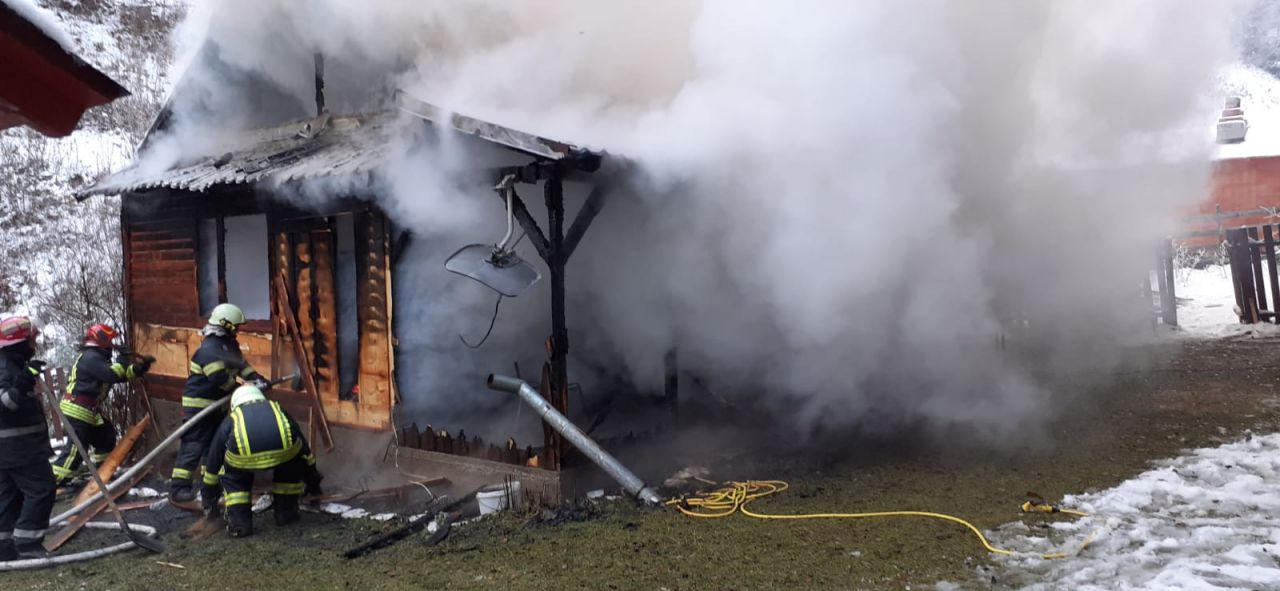 FOTO. O cabană a fost distrusă în totalitate în urma unui INCENDIU