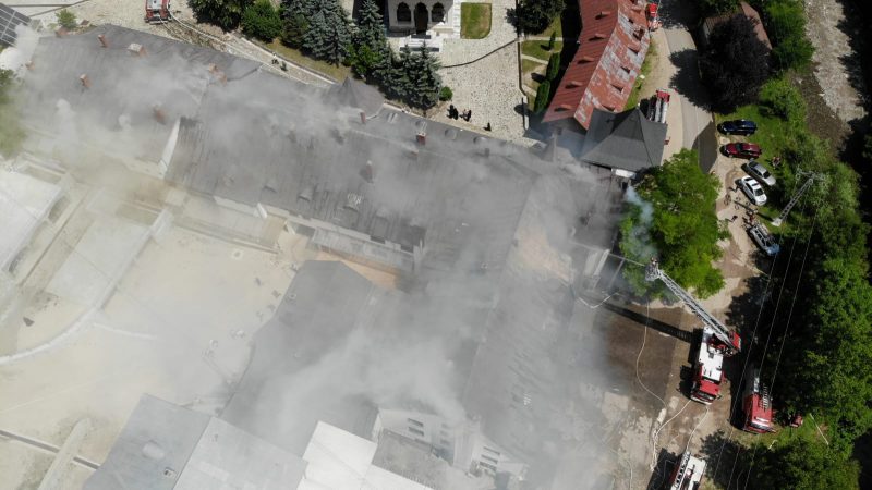 UPDATE. ARDE Mănăstirea Râmeț! Pompierii clujeni ajută la stingerea flăcărilor