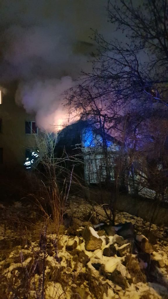 O casă în care se adăposteau oameni ai străzii a fost cuprinsă de flăcări