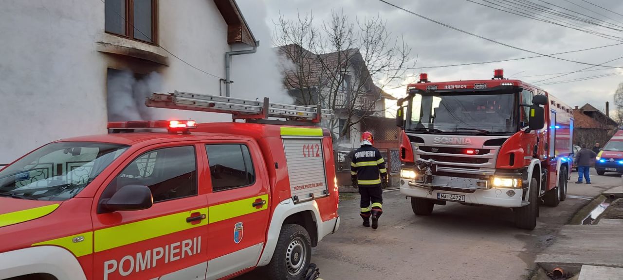 INCENDIU la o casă din Apahida. Focul a pornit de la jarul căzut din sobă. FOTO