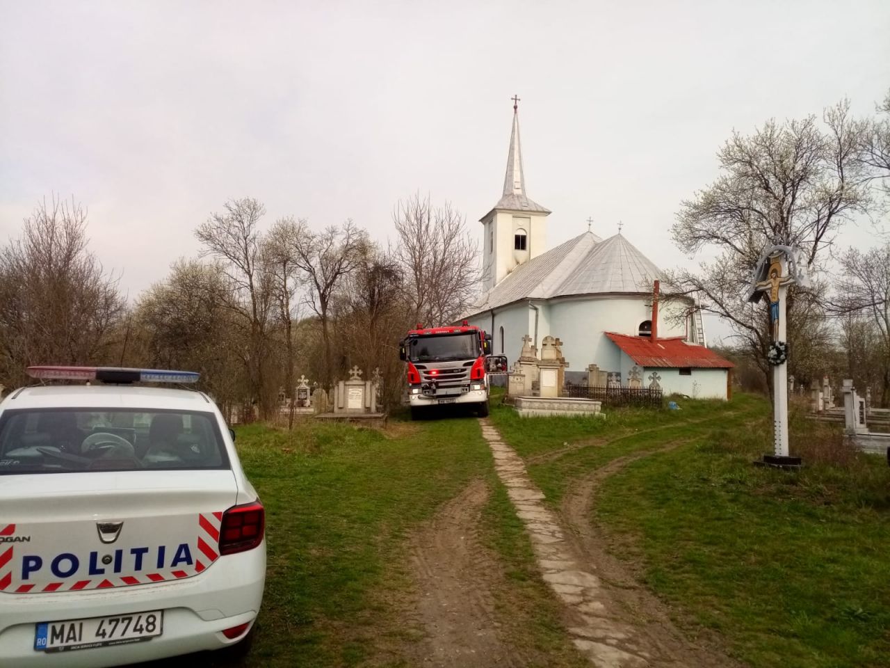 Sărbători pascale cu emoții într-un sat clujean. Un INCENDIU a pus în primejdie biserica
