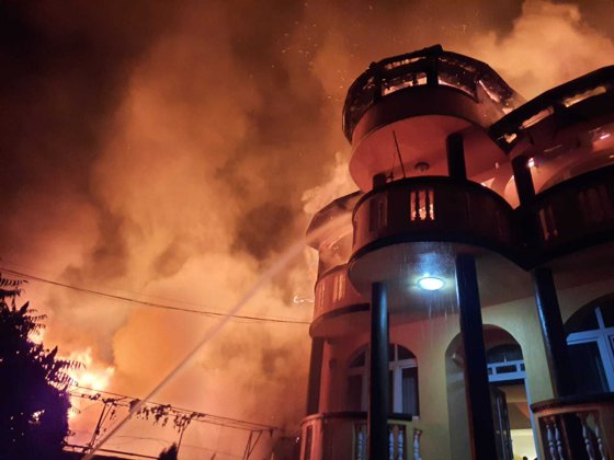 Incendiu devastator la o casă. Un băiat de 14 ani a ars de viu