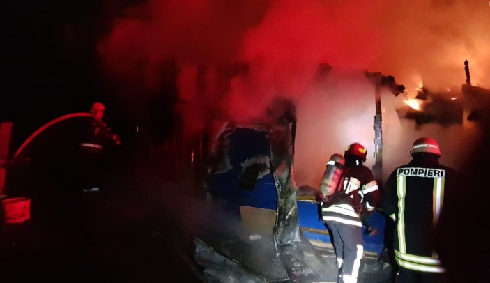 Incendiu la Vultureni! Focul lăsat nesupravegheat din afumătoare a făcut ravagii