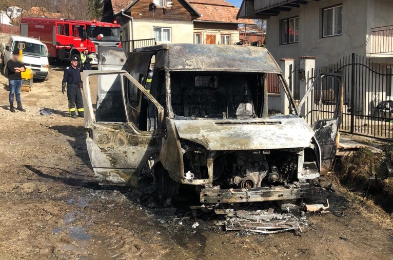 Autoutilitară în flăcări la Săliște. Pompierii clujeni au evitat un dezastru de proporții