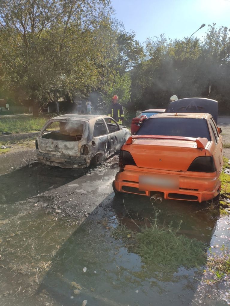 Mașină incendiată de copii care se jucau