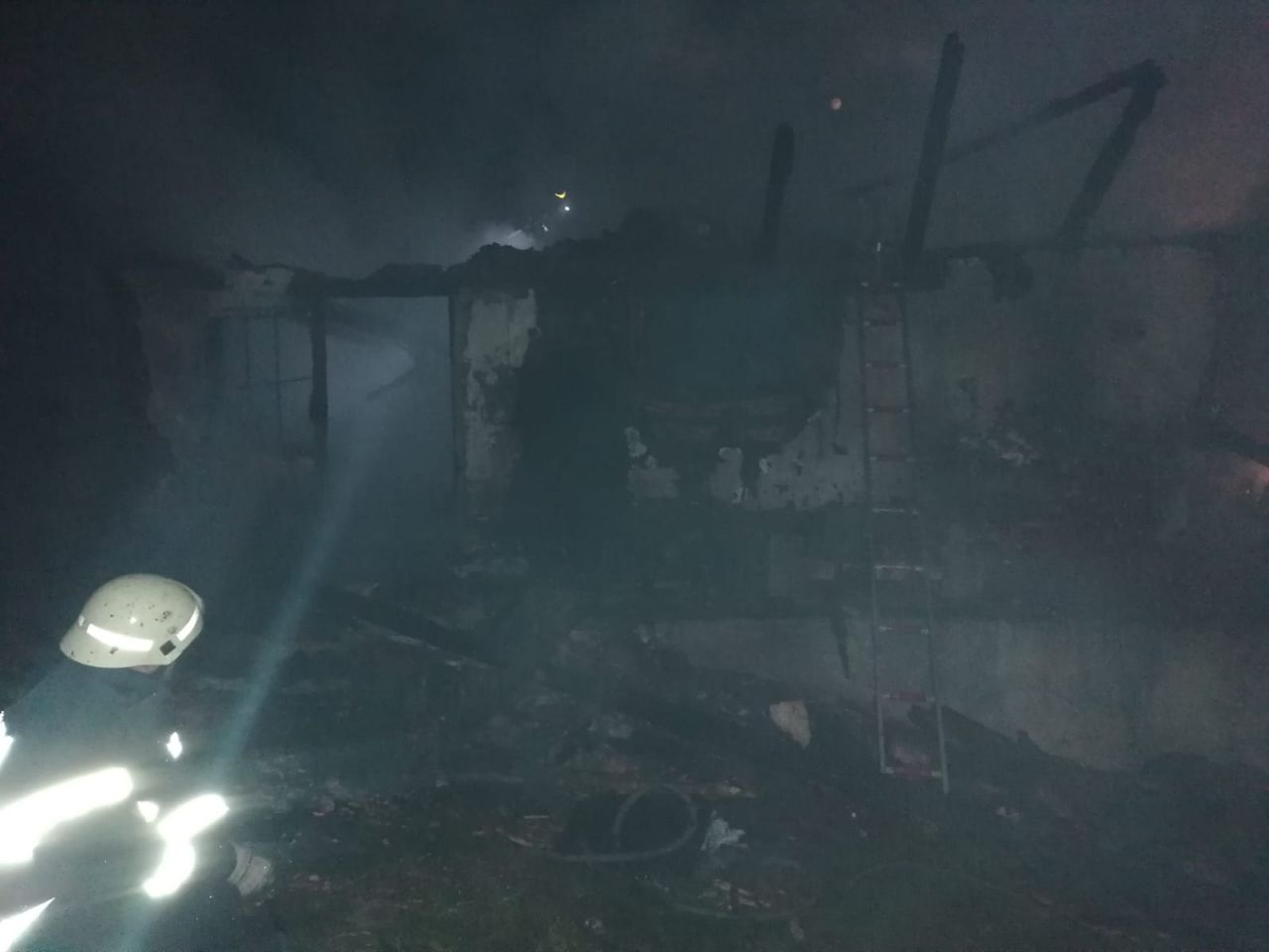 Casă mistuită de flăcări într-o localitate din Cluj. O femeie a ajuns la spital cu arsuri