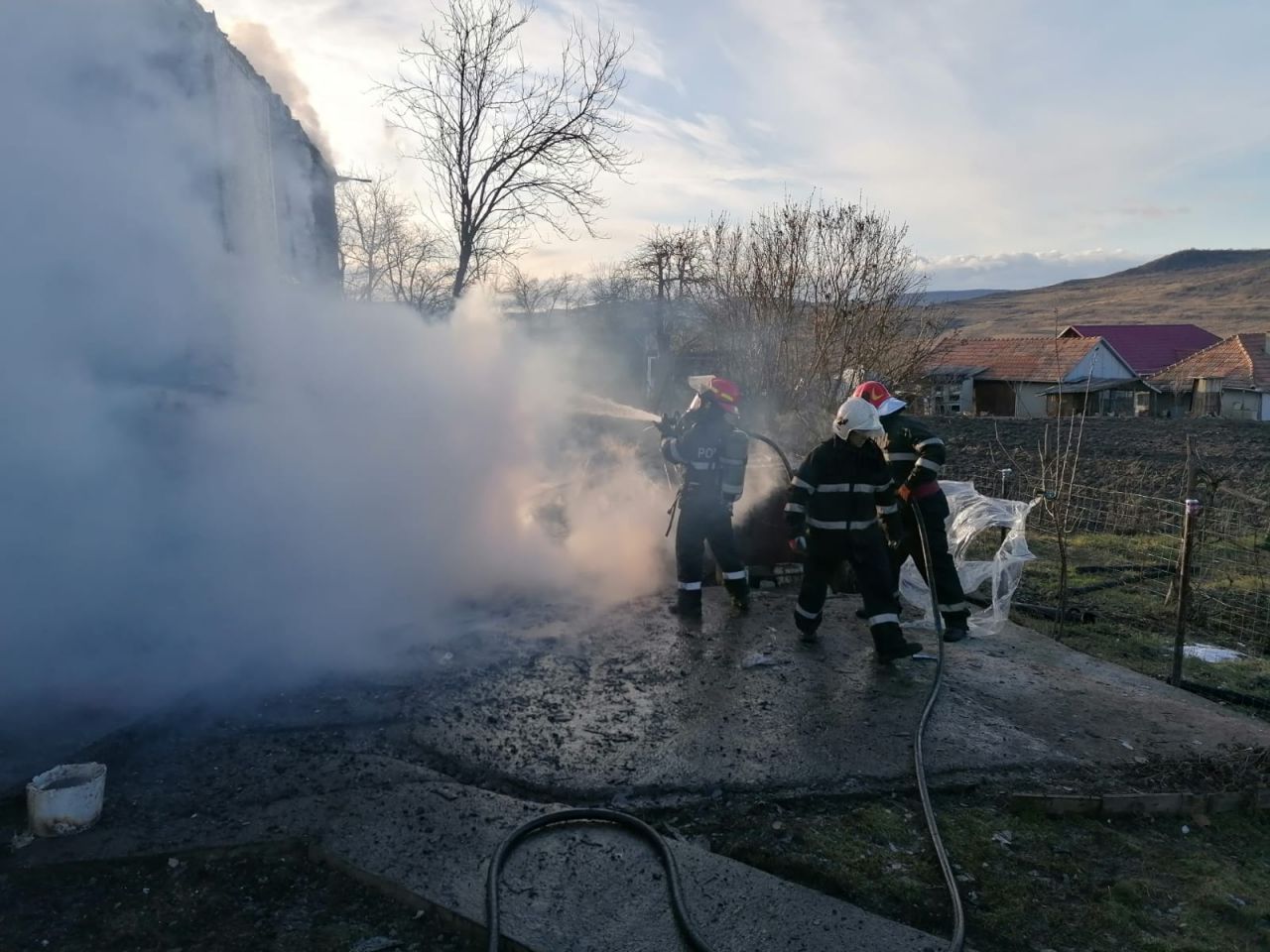 Clipe TERIBILE la Ocna Dej! Flăcările au mistuit casa unei familii în timp ce dormeau
