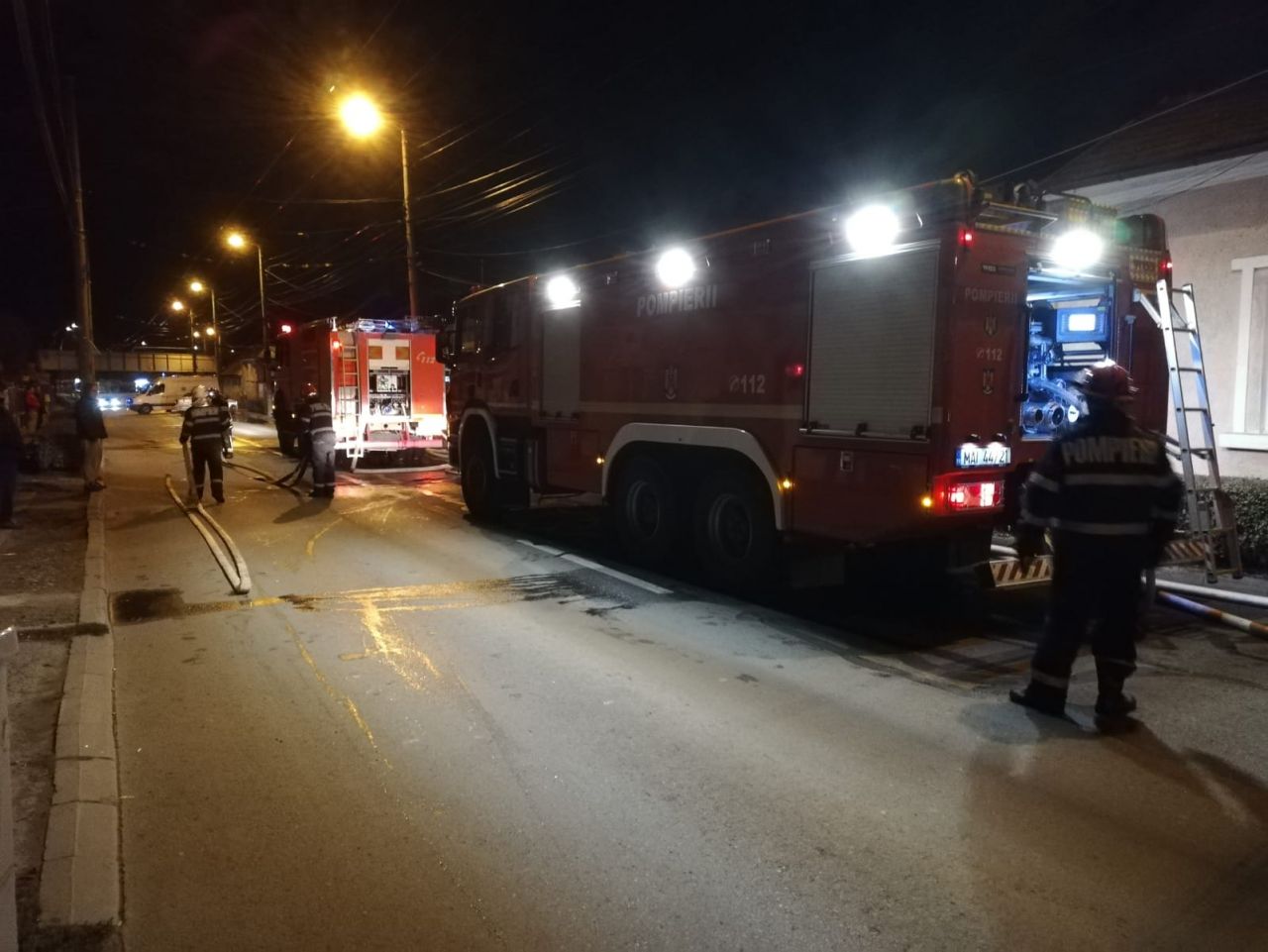 Zi Națională cu emoții pe str. Paris! Focul a mistuit podul unui imobil și s-a extins