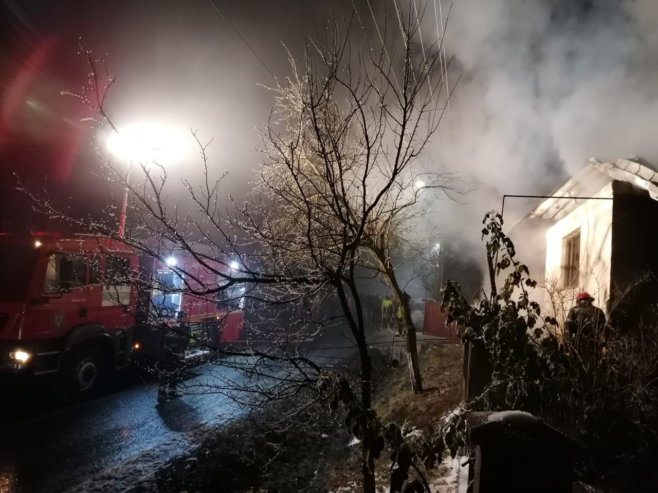 FOTO Flăcările au mistuit o casă la Valea Groșilor