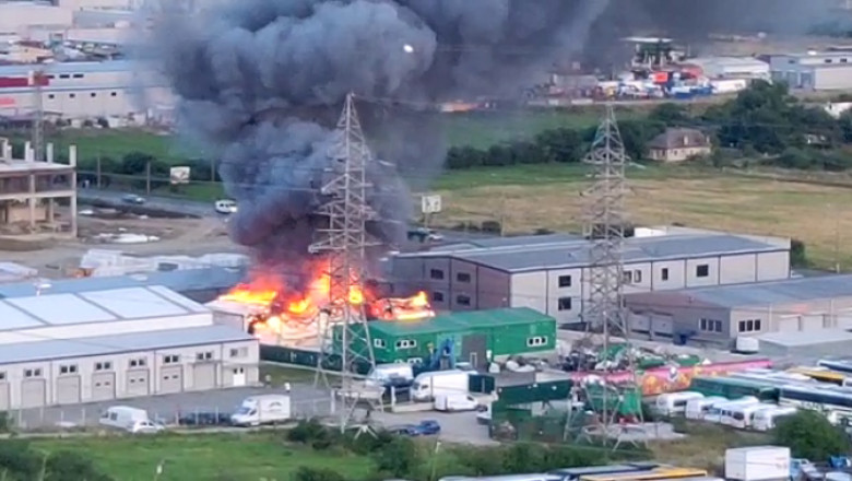 Incendiul la hala de pe Bulevardul Muncii a pornit de la un prelungitor