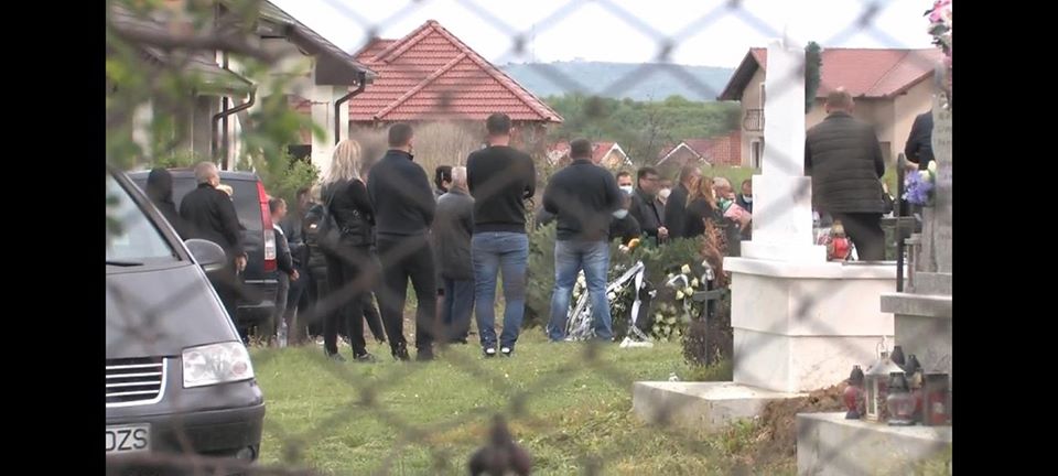 Înmormântare cu ZECI de persoane