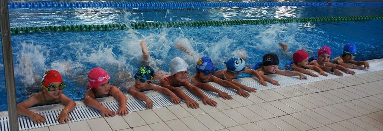 Proiect pilot pentru elevii clujeni. Orele de sport ÎNLOCUITE cu ore de înot