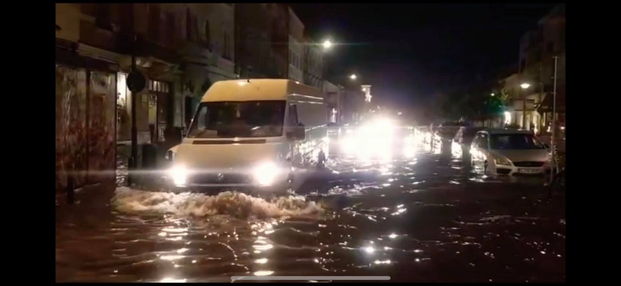 complet INUNDAT. Imagini incredibile