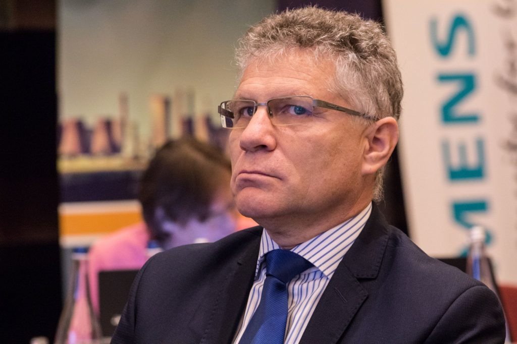 Se schimbă ca șosetele. Absolvent al Institutului Politehnic din Cluj