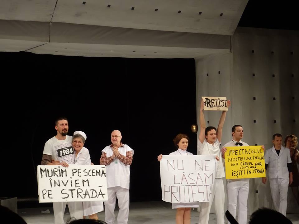 Mai mulţi actori ai Teatrului Naţional au afişat mesaje de solidarizare cu protestatrii