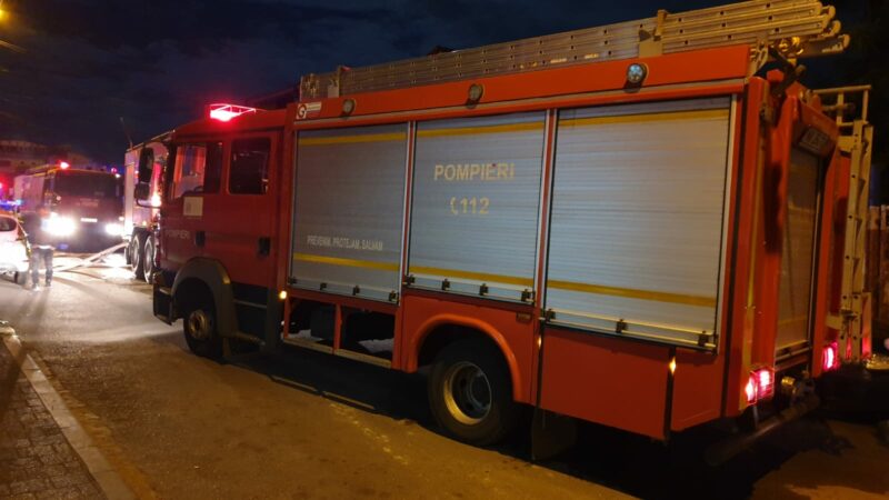 Un INCENDIU a avut loc noaptea trecută în Câmpia Turzii. Un bărbat a fost transportat la spital