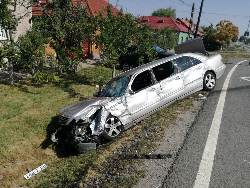 Autocar cu turişti care venea la Cluj, implicat într-un accident între Oradea şi Arad – FOTO