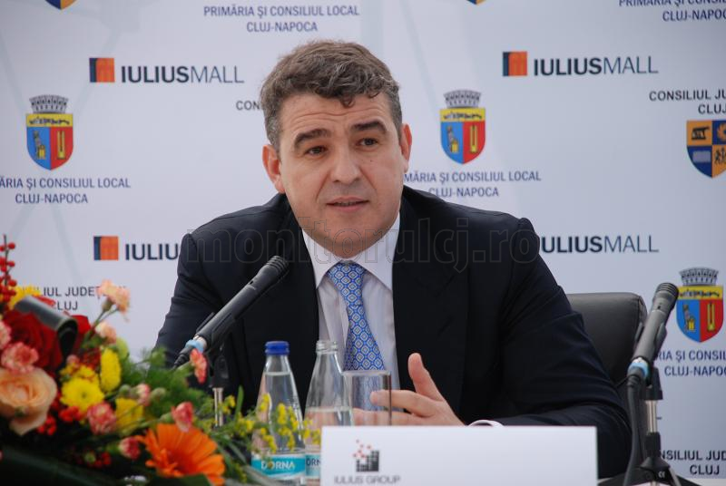 Patronul Iulius Mall scoate din buzunar 23