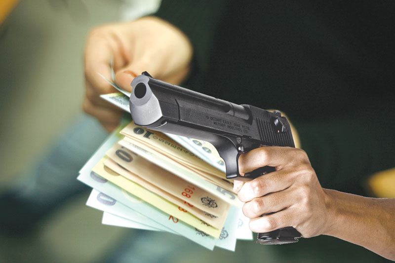 JAF CU PISTOL la un magazin din Gheorgheni!