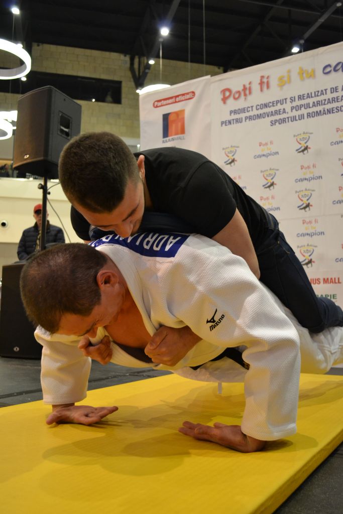 Nou record pentru jandarmul clujean care „respiră” flotări