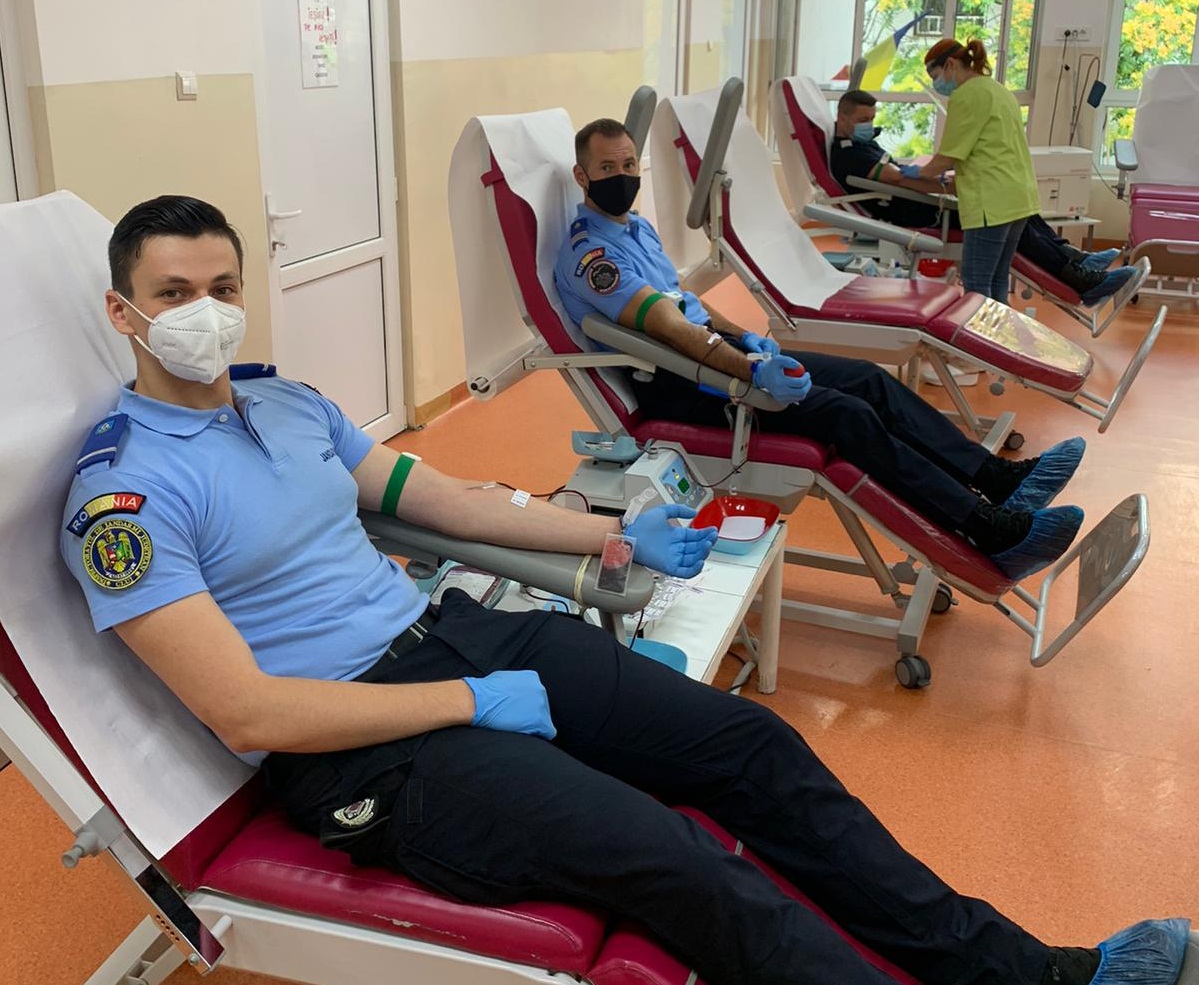 Jandarmii clujeni au donat sânge și îndeamnă cetățenii să facă la fel. Numărul donatorilor