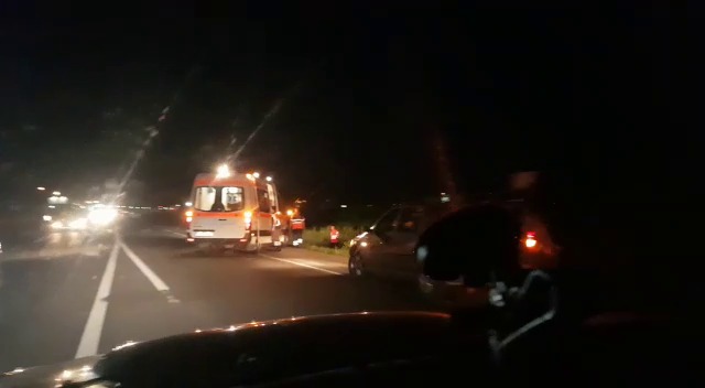 Seară NEAGRĂ la Jucu: izbit din plin de o mașină în timp ce traversa neregulamentar