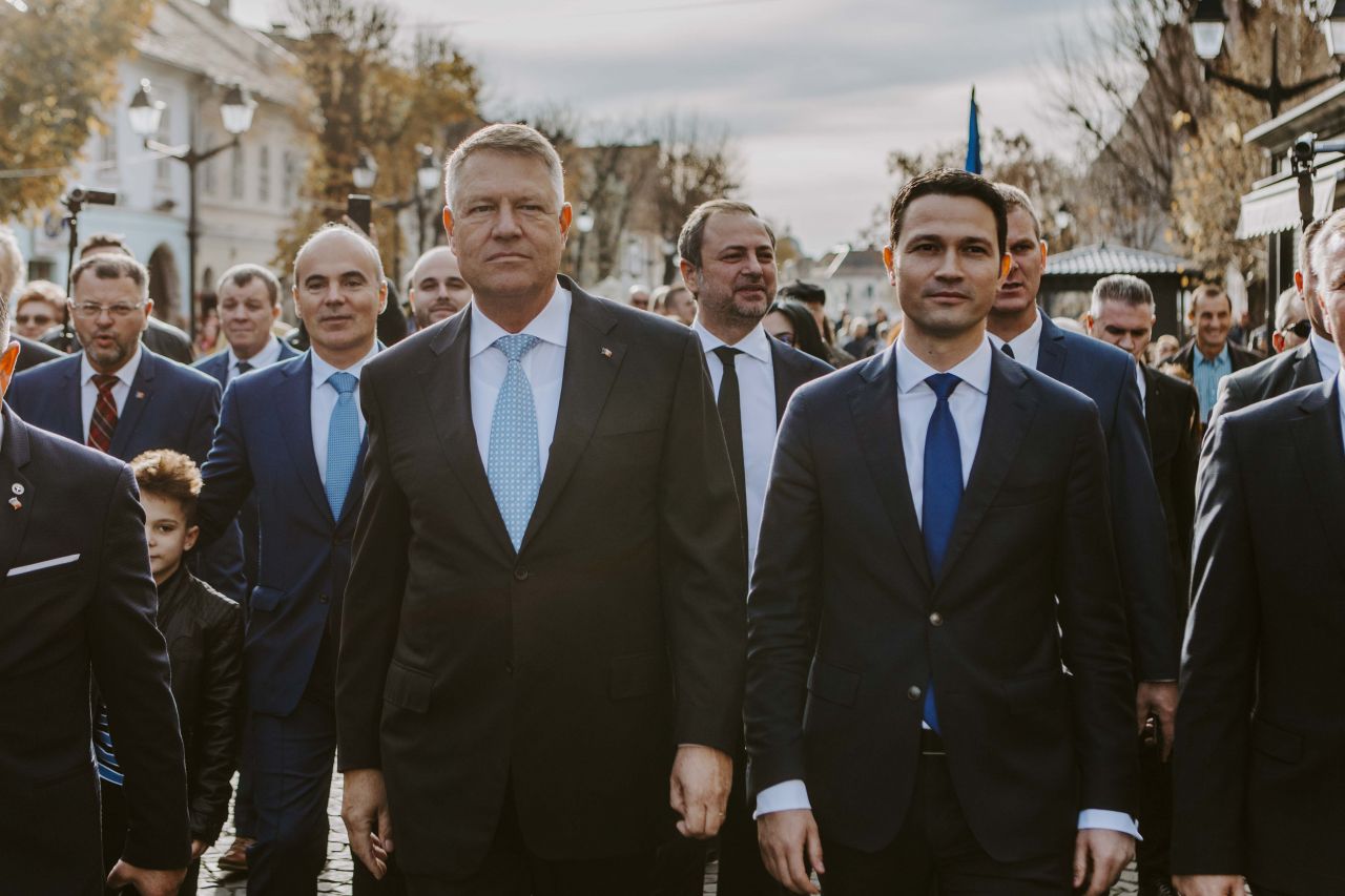 Klaus Iohannis, în dialog cu cetățenii: Nimeni nu a reușit să-i îngenuncheze pe români și PSD în veci pururi nu va reuși  (PE)