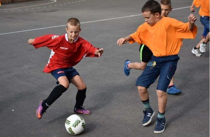 la Cluj se cere amendarea copiilor care joacă fotbal pe stradă