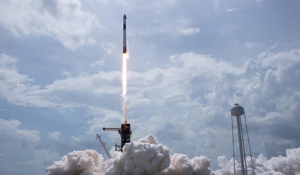 O rachetă SpaceX Falcon 9 care transportă nava spațială Crew Dragon a companiei este lansată de la Complexul Launch 39A din misiunea SpaceX Demo-2 a NASA către Stația Spațială Internațională cu astronauții NASA Robert Behnken și Douglas Hurley la bord