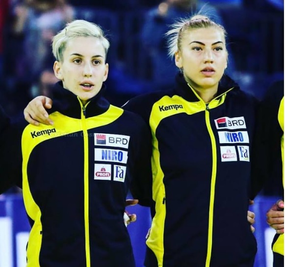 Laura Popa (în dreapta) şi Cristina Laslo