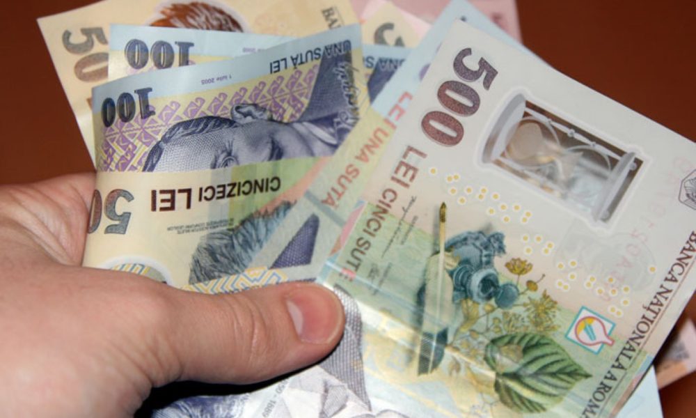 ANALIZĂ Euro a revenit sub pragul de 4