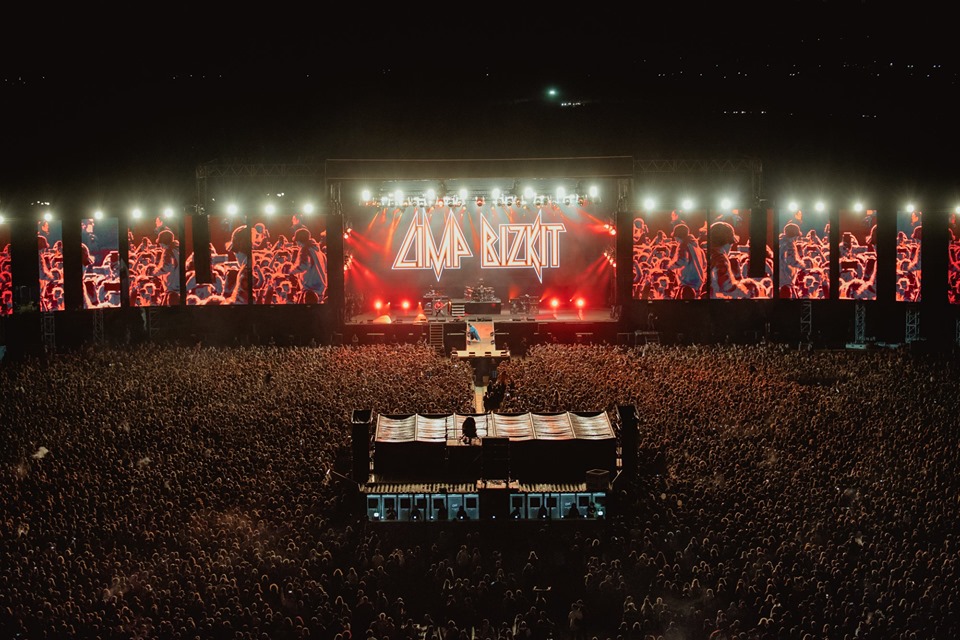 După 20 de ani, mai puternici ca niciodată. Limp Bizkit, concert incendiar la Bonțida. „Rollin”, „Break Stuff” sau „My Generation” au dus fanii în delir – VIDEO