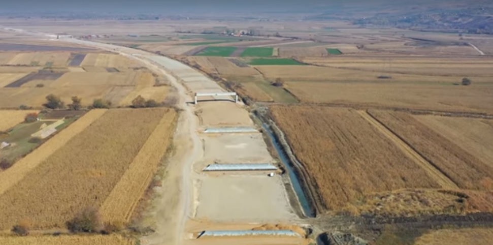 Un „Aktor negrăbit” pe lotul 2 al autostrăzii A10: „Se lucrează de la o cisternă de motorină la alta!”