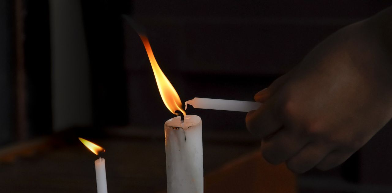 Amenzi între 2.000 și 10.000 de lei pentru credincioșii care merg la cimitir. Poliția: "Rămâneți în casă!"