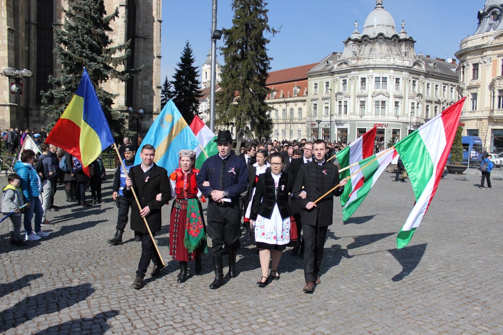 Coloana de participanţi s-a îndreptat de la biserica Sfântul Mihail spre casa Biasini
