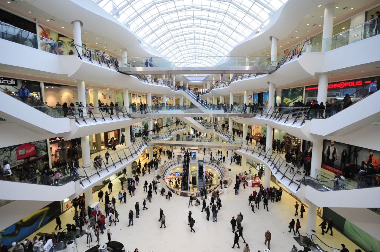 în ciuda restricțiilor severe. Mall-urile