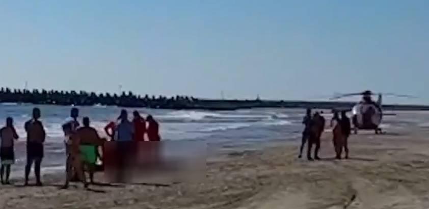 în stare CRITICĂ după ce a sărit în mare să-și salveze fiul. Bărbatul nu știa să înoate
