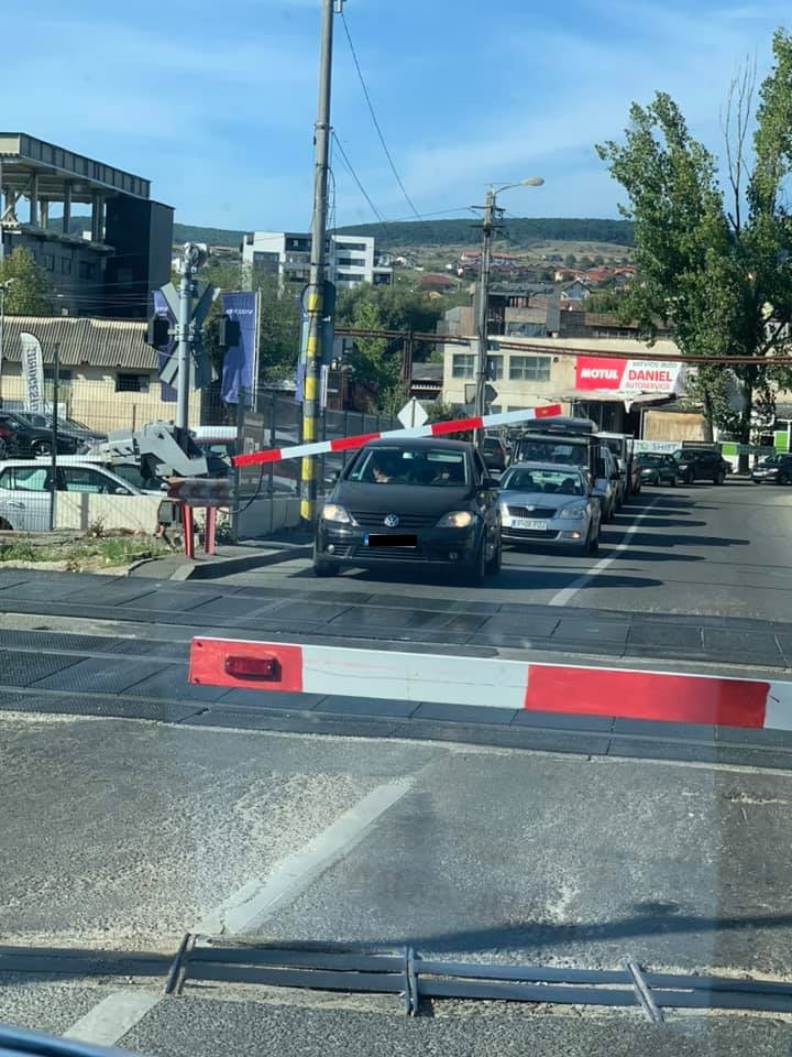 POZA ZILEI. Mașină prinsă sub barieră