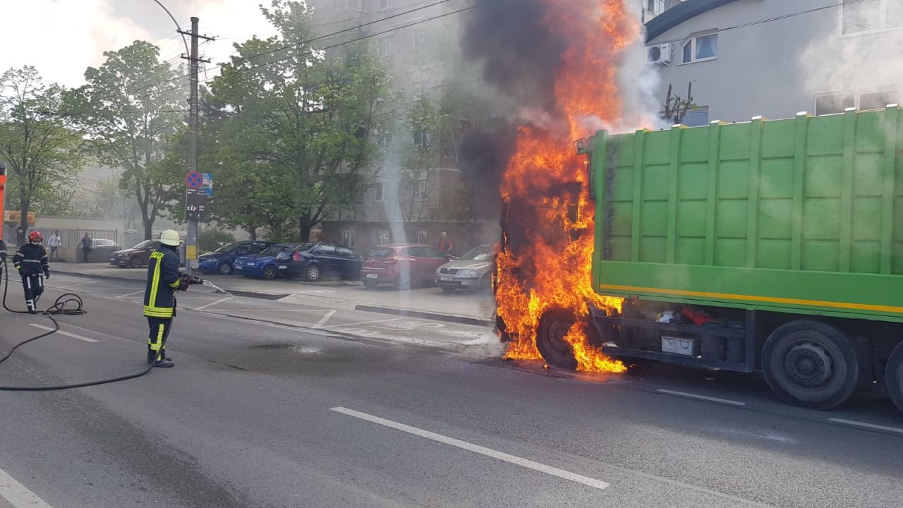 O mașină de gunoi A LUAT FOC