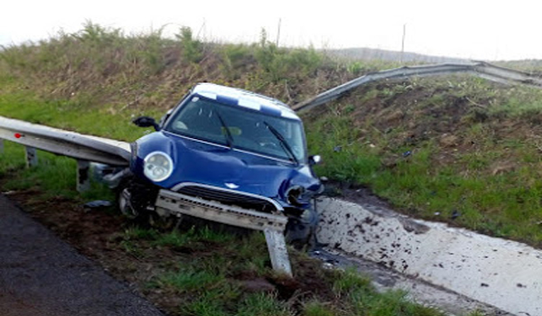 O șoferiță neatentă a ieșit cu mașina în decor de pe autostradă