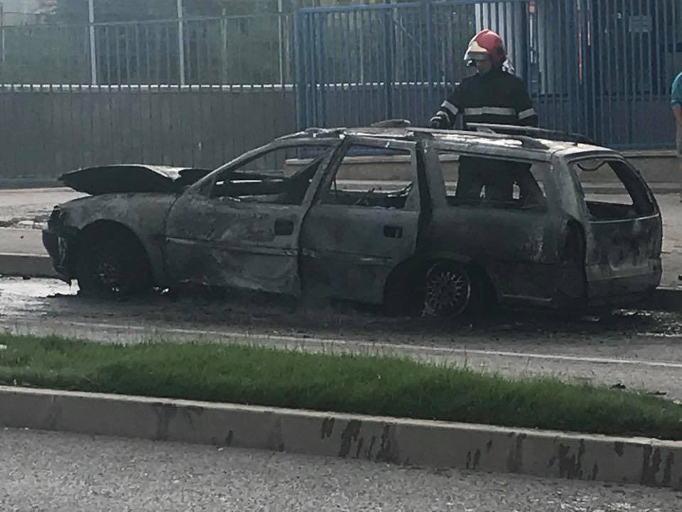 O mașină a fost mistuită de flăcări în Apahida