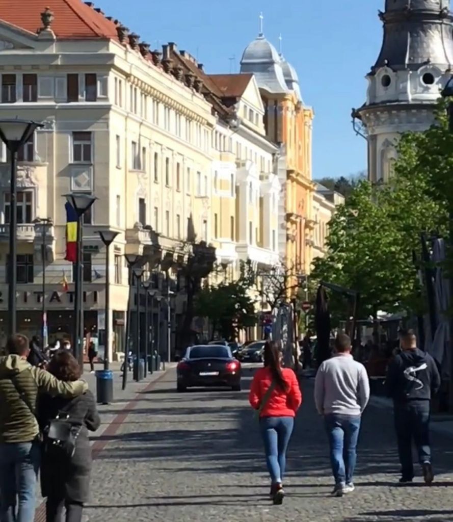 filmat cu mașina pe pietonala din Piața Unirii