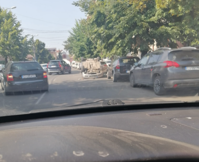 în parcare. A distrus mai multe mașini
