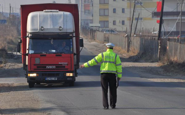 Maşinile de mare tonaj circulă zilnic fără autorizaţie prin Cluj sub ochii poliţiştilor locali. Câţi şoferi au fost prinşi şi amendaţi