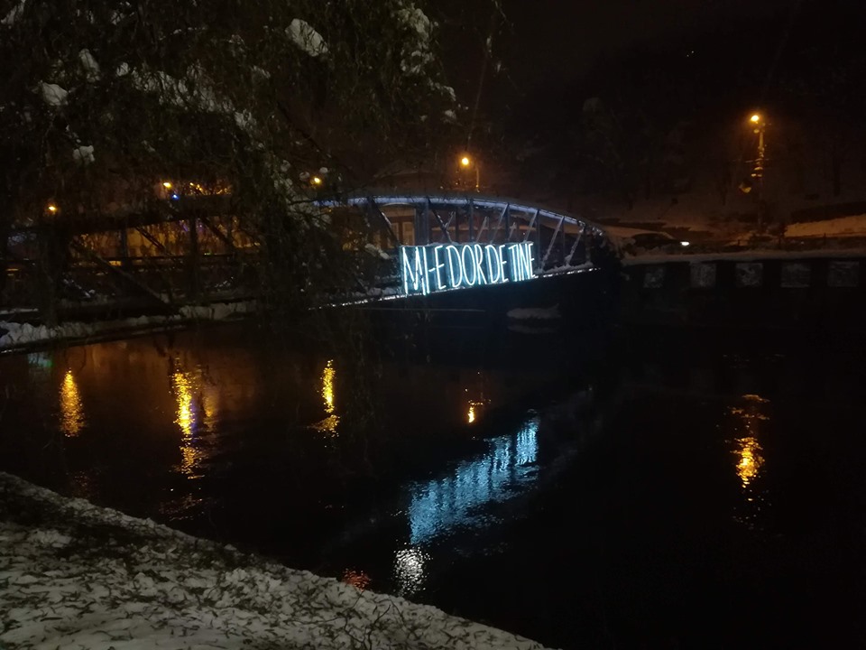 Mi-e dor de tine! Mesajul de pe podul Elisabeta