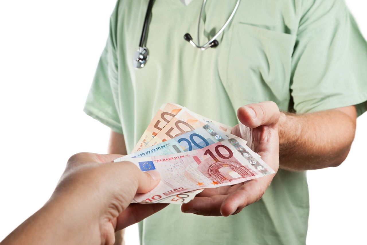 reținuți pentru LUARE DE MITĂ! Cereau bani pentru prelungirea dosarelor de invaliditate