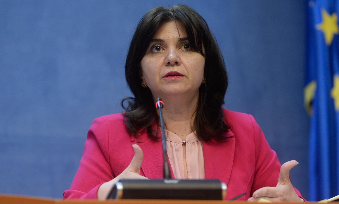 HAOS în Educație. Se cere „capul” Monicăi Anisie! În România