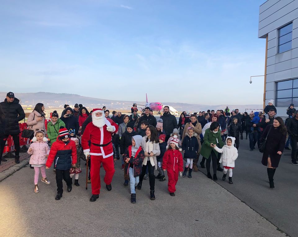 POZA ZILEI Moș Crăciun a aterizat pe Aeroportul Cluj