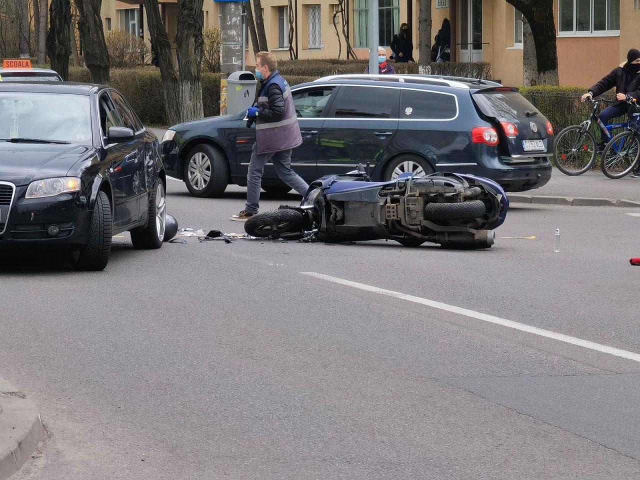 lovit în plin de o mașină pe o stradă din Cluj-Napoca. GALERIE FOTO