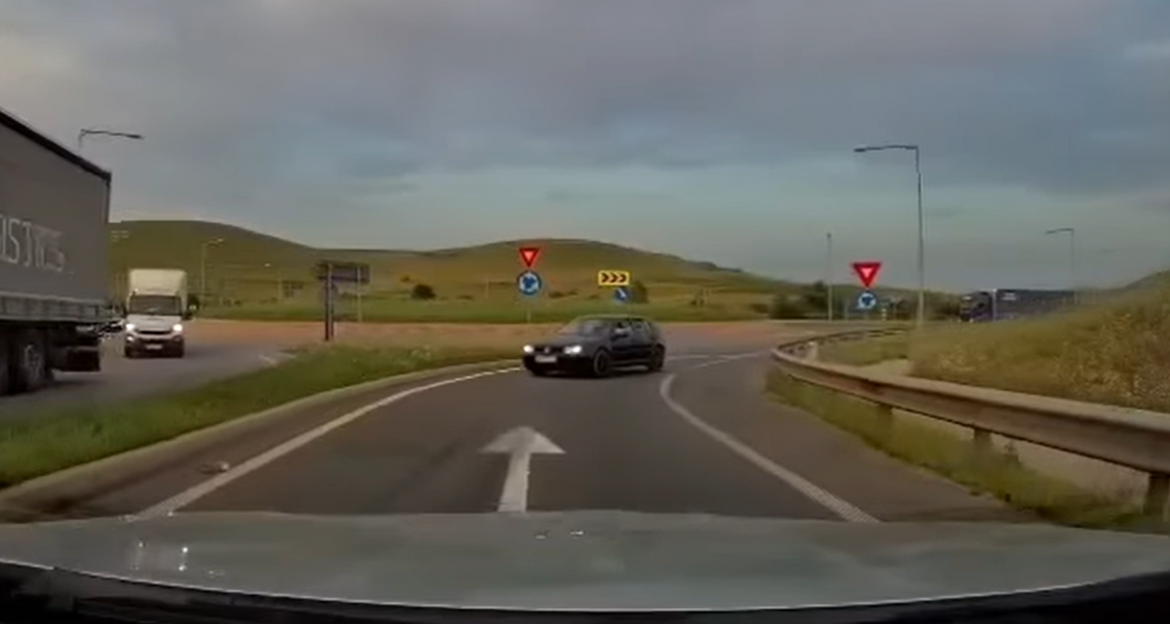filmată în timp ce merge pe CONTRASENS pe A3. Polițiștii clujeni îl caută pe șofer